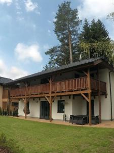 ein Haus mit einer Terrasse darüber in der Unterkunft Lipno Vision Apartments in Lipno nad Vltavou