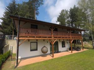 ein Haus mit seitlicher Terrasse in der Unterkunft Lipno Vision Apartments in Lipno nad Vltavou