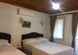 a bedroom with two beds and a window at Aydeniz Otel in Mesudiye
