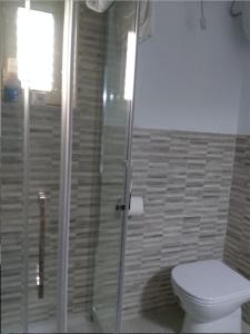 Ioppolo GiancaxioにあるLa Bouganvilleのバスルーム(トイレ、ガラス張りのシャワー付)