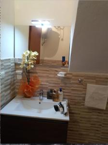 a bathroom with a sink and a mirror at La Bouganville in Ioppolo Giancaxio