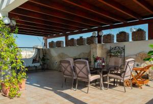 un patio con mesa y sillas en Aurora Rooms, en Lecce