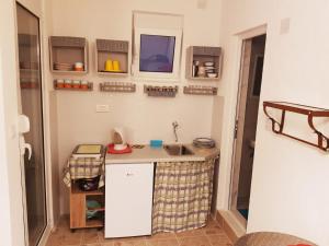 - une petite cuisine avec un comptoir dans une chambre dans l'établissement Tufio Apartmani Ulcinj, à Ulcinj