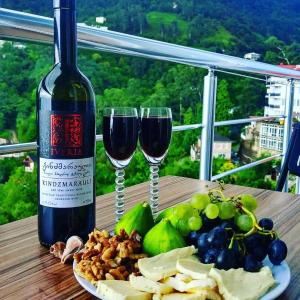 un plato de comida y dos copas de vino en una mesa en Calypso Kvariati Hotel, en Kvariati 37 fotos más