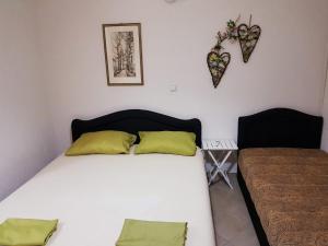 Un ou plusieurs lits dans un hébergement de l'établissement Tufio Apartmani Ulcinj