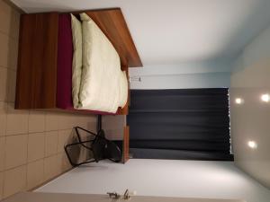 a small room with a bed in the ceiling at Hostel Gästehaus zum Padre in Goch