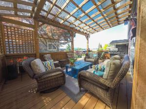 un patio con sillas de mimbre y pérgola en Money Pennies Bed and Breakfast, en Campbell River