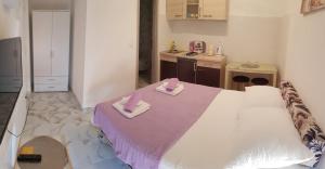 Una habitación con una cama con dos toallas. en Studio Apartment Lili en Zadar
