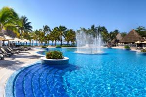 - une piscine avec une fontaine dans un complexe dans l'établissement Catalonia Royal Tulum Beach & Spa Resort Adults Only - All Inclusive, à Xpu Ha