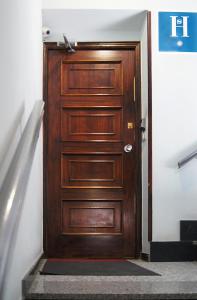 マドリードにあるオスタル シベレスの廊下の木製ドア