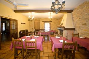 a restaurant with pink tables and chairs in a room at La Venta de los Arribes in Formariz