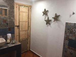 uma casa de banho com uma porta de madeira e um lavatório em Zoyatl - Xamikal em Zacatlán