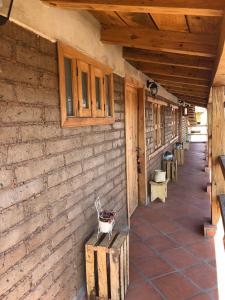 une terrasse couverte d'un bâtiment en bois avec des bancs et des fenêtres dans l'établissement Zoyatl - Xamikal, à Zacatlán