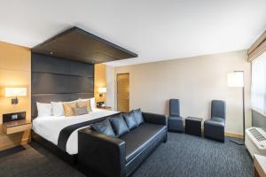 Voodi või voodid majutusasutuse Ramada Plaza by Wyndham Prince George toas