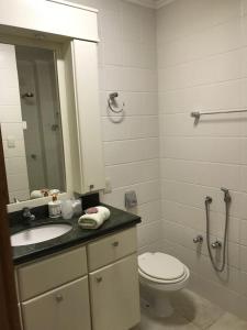 uma casa de banho com um WC, um lavatório e um chuveiro em ATLÂNTIDA 210 , Xangri-lá RS em Xangri-lá