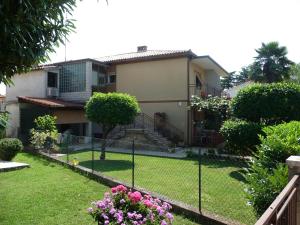 a yard with a fence in front of a house at Apartments Milka in Umag