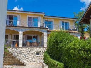 Το κτήριο όπου στεγάζεται  το διαμέρισμα