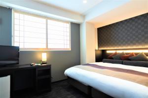 Een bed of bedden in een kamer bij Kyoto Crystal Hotel Ⅰ