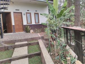 une maison avec un jardin en face dans l'établissement Nabila Syar'i Guest House, à Padalarang