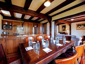 une salle à manger avec une grande table et des chaises en bois dans l'établissement Grand Arden Monaco Nelson, à Nelson