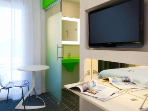 Televiisor ja/või meelelahutuskeskus majutusasutuses Ibis Styles Nivelles