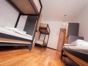 Hostel Situla tesisinde bir ranza yatağı veya ranza yatakları