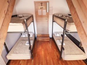 Hostel Situla emeletes ágyai egy szobában