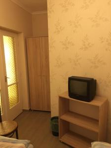 uma pequena televisão sentada numa bancada numa sala em Csini Panzió Drinkbár em Gyál