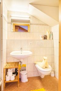 A bathroom at Hacklbauer