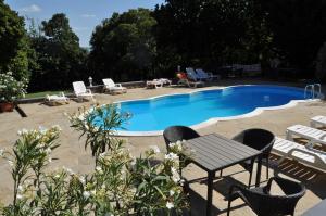 Bazén v ubytování Sir David Balaton Castle Apartmanok nebo v jeho okolí