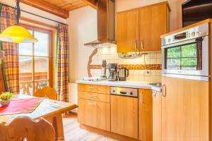 A kitchen or kitchenette at Hacklbauer