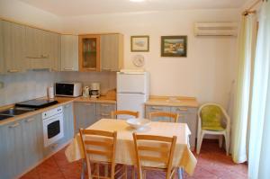 Kuchyň nebo kuchyňský kout v ubytování Apartment Branko with free parking