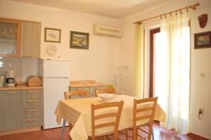Kuchyň nebo kuchyňský kout v ubytování Apartment Branko with free parking