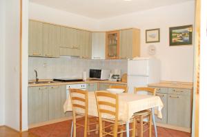 Kuchyň nebo kuchyňský kout v ubytování Apartment Branko with free parking