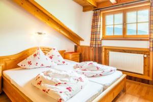 A bed or beds in a room at Hacklbauer