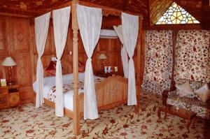 מיטה או מיטות בחדר ב-Wangnoo Heritage Houseboats