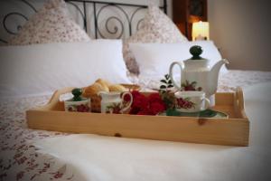 - un plateau de nourriture, de tasses et de fleurs sur le lit dans l'établissement Fuchsheisl, à Riedenburg