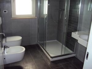 A bathroom at Il Giardino Sul Mare