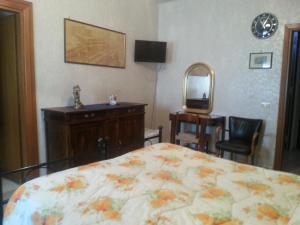 a bedroom with a bed and a dresser and a mirror at Hotel Ristorante Stella in Palestrina