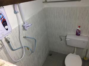 een kleine badkamer met toilet en douche bij Rumah Kurnia in Kangar +32 foto's