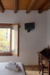 Dormitorio con cama, escritorio y TV en Agriturismo la Cavallina, en Monguzzo 