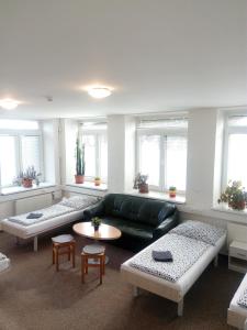 - un salon avec un canapé, des tables et des fenêtres dans l'établissement MiniPenzion Na Vyhlídce, à Olomouc