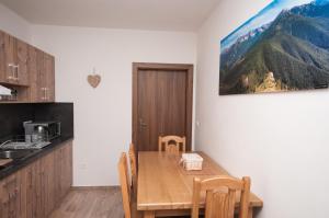 Kuchyňa alebo kuchynka v ubytovaní Apartmány Biela Púť - Jasná nr. 3