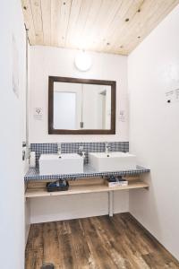 A bathroom at Ten to Sen Guesthouse