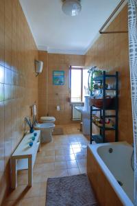 a bathroom with a tub and a toilet and a sink at Casa in villa nel Parco del Vesuvio in Pollena Trocchia