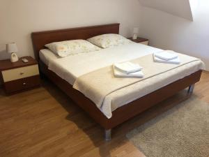sypialnia z łóżkiem z dwoma ręcznikami w obiekcie Apartment Kate w Dubrowniku
