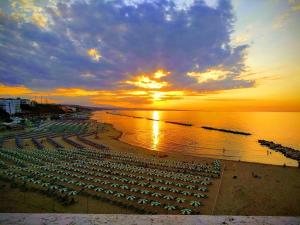 vista su una spiaggia con ombrelloni e sull'oceano di La Casetta nel Borgo a Termoli