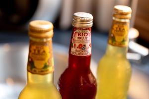 drei Flaschen Ketchup und Senf auf einem Tisch in der Unterkunft Blue Inn Luxury Suites in Rom