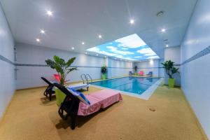 卡薩布蘭卡的住宿－Golden Star Casablanca，客房设有带桌椅的游泳池。