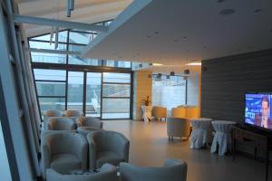 TV a/nebo společenská místnost v ubytování Hotel Corona